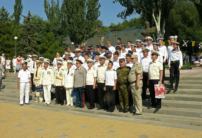 Участники шлюпочного похода с ветеранами морского флота у памятника адмиралу Ф.Ф. Ушакову