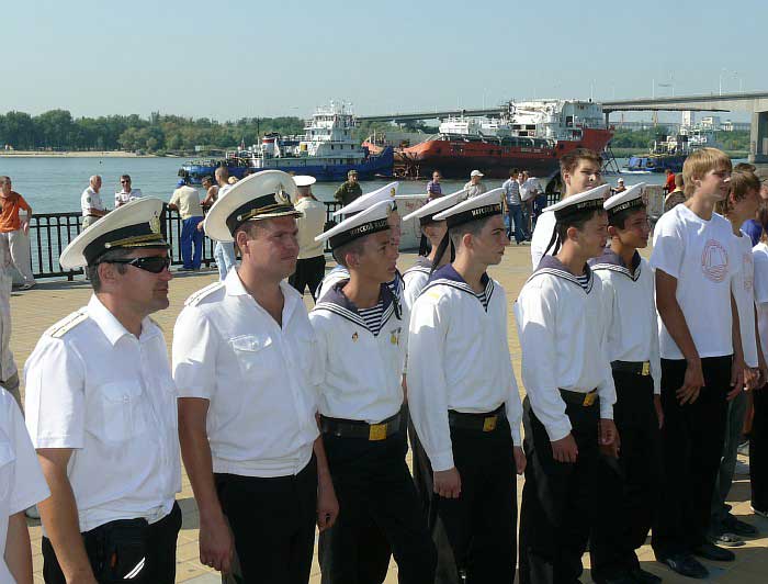 Группа туапсинцев во время торжественного построения в честь Дня ВМФ России