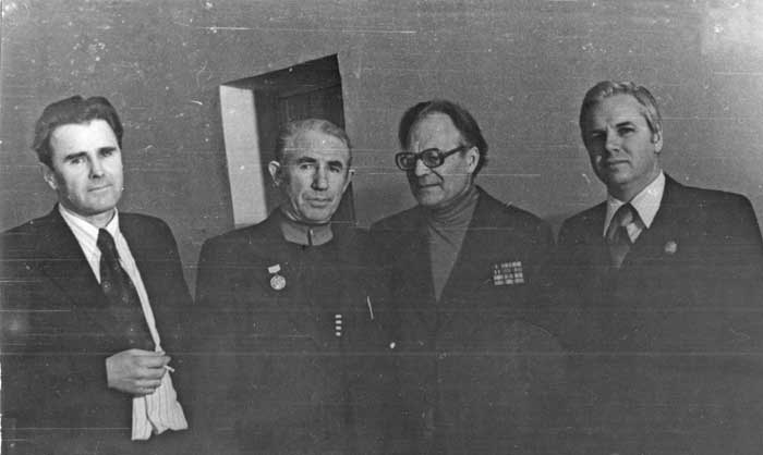 Борис Изюмский с воспитанниками НчСВУ на одной из последних своих встреч