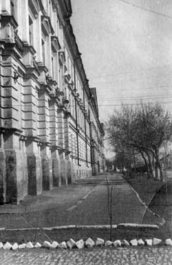 Фасад основного корпуса Сталинградского СВУ. Фото начала 50-х годов.