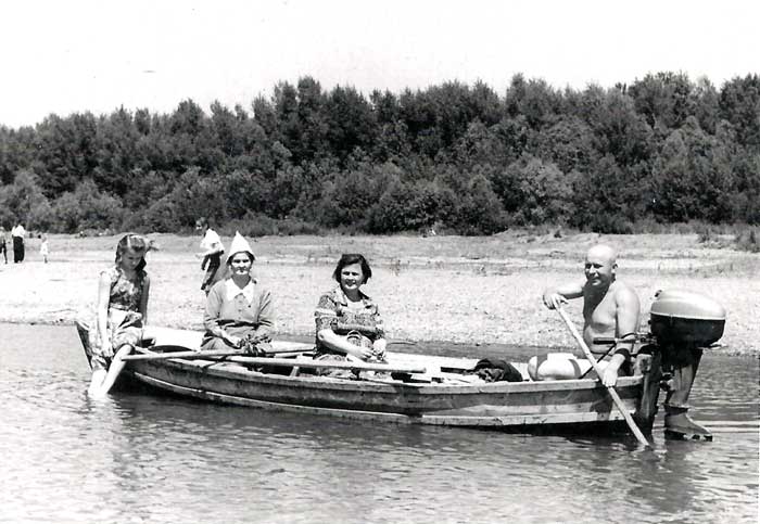 Генерал Овчаров с семьёй на лодочной прогулке.