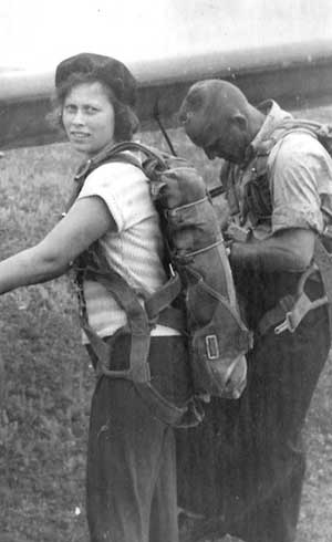 Галина Овчарова со своим инструктором перед посадкой в планер. 1963 год.