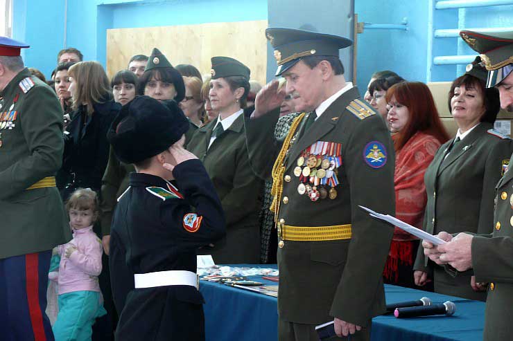 Директор корпуса полковник Козловский Николай Викторович вручает погоны кадета