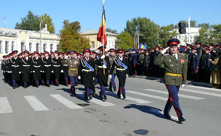 Чётким строем около трибуны проходят воспитанники Донского Александра III казачьего кадетского корпуса.