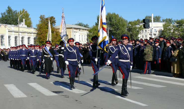 На марше - парадный знамённый расчёт Всевеликого Войска Донского