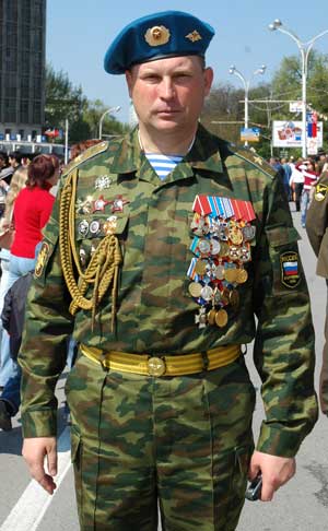 Генерал-майор Валерий Травкин в День Победы на Театральной площади Ростова-на-Дону