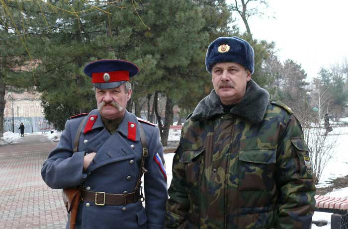 Войсковой старшина Александр Евгеньевич Межеровский (справа) и есаул Сергей Владимирович Потапенко